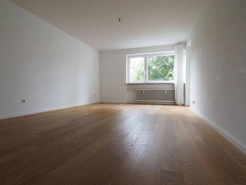 Wohnzimmer leer - 3 Zimmer Etagenwohnung zum Kaufen in München