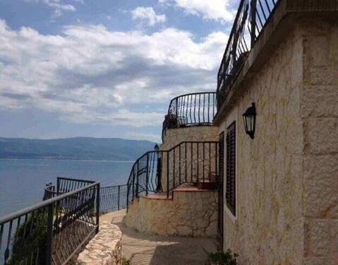 600_07536C8DA4DA4ABCA88436E1E9803BC0 - Einmalige Lage: Haus direkt über der Meer!