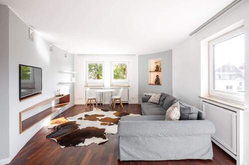 Wohnzimmer - AIGNER - Komfort trifft auf Stil - Lichtdurchflutete 2-Zimmer-Wohnung mit Westbalkon