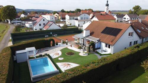 Außenpool und pflegeleichter Garten - 