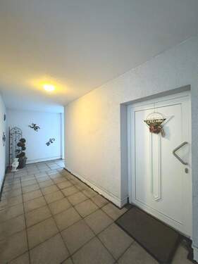 Eingangstür Wohnung - 3 Zimmer Etagenwohnung zum Kaufen in Gersthofen