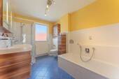 Badezimmer mit Badewanne und Dusche - 