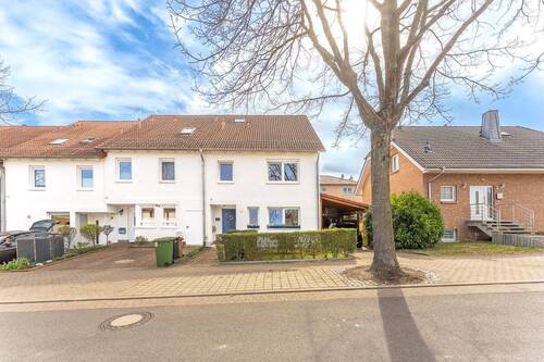 Hauseingang mit Stellplatz - Reihenendhaus mit 164,10 m&sup2; in Vellmar / Obervellmar zum Kaufen