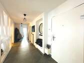 Eingangsbereich - Helle 4 Zimmer Wohnung mit 2 Balkonen, großer Dachterrasse (60 qm), exklusivem Badezimmer mit Eckbadewanne und Stellplatz mit Anschluß für E Auto