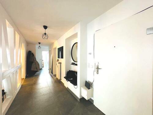Eingangsbereich - Helle 4 Zimmer Wohnung mit 2 Balkonen, großer Dachterrasse (60 qm), exklusivem Badezimmer mit Eckbadewanne und Stellplatz mit Anschluß für E Auto