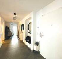 Helle 4 Zimmer Wohnung mit 2 Balkonen, großer Dachterrasse (60 qm), exklusivem Badezimmer mit Eckbadewanne und Stellplatz mit Anschluß für E Auto - Fürth Poppenreuth