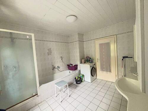 Badezimmer EG - 6 Zimmer Einfamilienhaus in Ortenburg