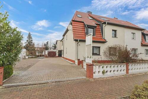 Straßenansicht - Außergewöhnliches Raumangebot für Familien und Gewerbe: Vielseitige Immobilie mit Potenzial!