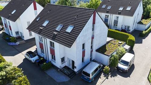 Vorderansicht - Moderne Doppelhaushälfte mit Wellness-Akzent