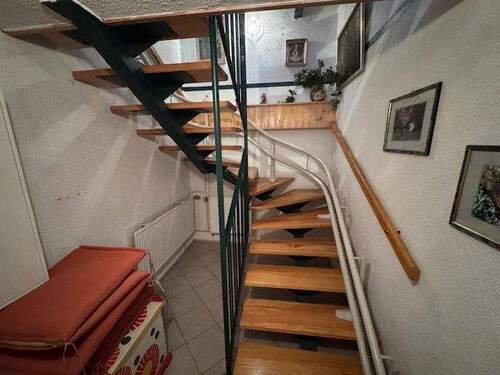 Treppe mit Treppenlift Keller - 