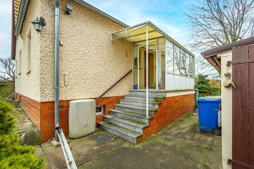 Hauseingang über verglasten Windfang - 5 Zimmer Einfamilienhaus zum Kaufen in Ladeburg