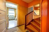 EG Flur mit Treppe zum DG - 