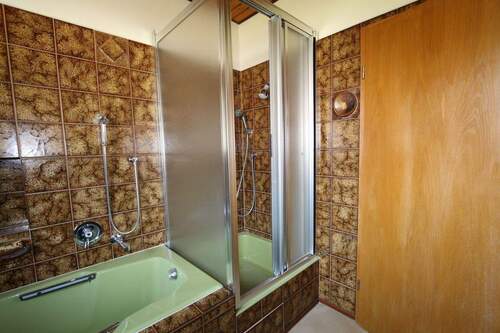 EG - Bad mit Badewanne und Duschkabine - 