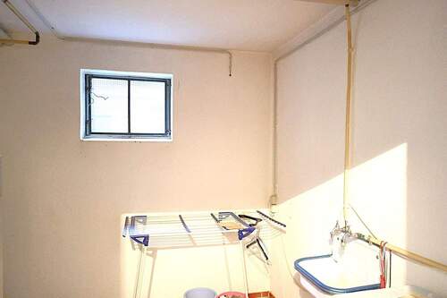UG Waschraum mit Waschmaschine - 