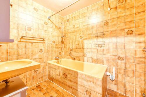 Bad mit Wanne - 