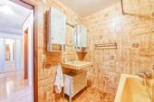 Bad mit Waschbecken - 