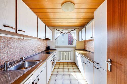 Küche mit EBK - 3 Zimmer Etagenwohnung zur Miete in Stuttgart