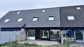 Gartenansicht - 'Einziehen und Wohlfühlen: Ihr neues Zuhause mit Garage und charmantem Garten'