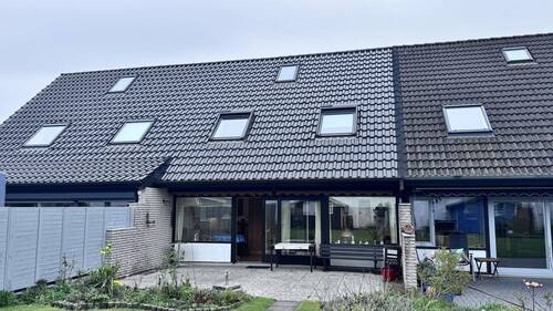 Gartenansicht - 'Einziehen und Wohlfühlen: Ihr neues Zuhause mit Garage und charmantem Garten'