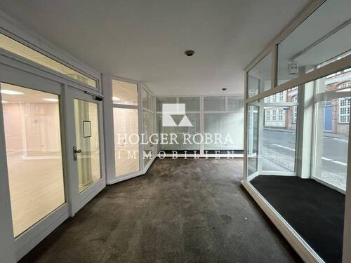 Ladenfläche mit Schaufenstern - Ladenfläche mit Schaufenstern - 1.143,00&nbsp;EUR Kaltmiete,