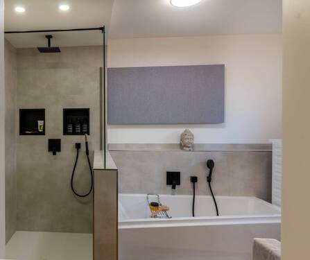 15 Dusche und Badewanne (EG) - 