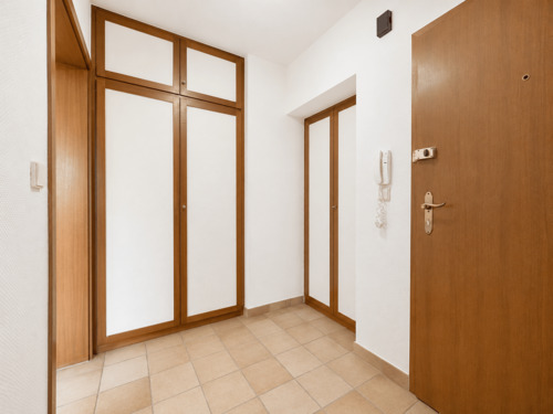 Wohnungseingangsbereich mit zwei praktischen Einbauschränken 
- 
