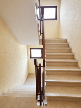 Treppenhaus - gepflegt und mit Aufzug
- 
