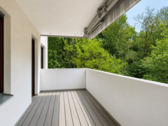 Süd-West-Balkon mit elektrischer Markise sowie Blick ins Grüne
- Urbanes Wohnen mit Blick ins Grüne: Helle 3- bis 5-Zi.-Whg. mit Süd-West-Balkon und 2 Garagen