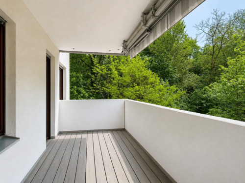 Süd-West-Balkon mit elektrischer Markise sowie Blick ins Grüne
- Urbanes Wohnen mit Blick ins Grüne: Helle 3- bis 5-Zi.-Whg. mit Süd-West-Balkon und 2 Garagen