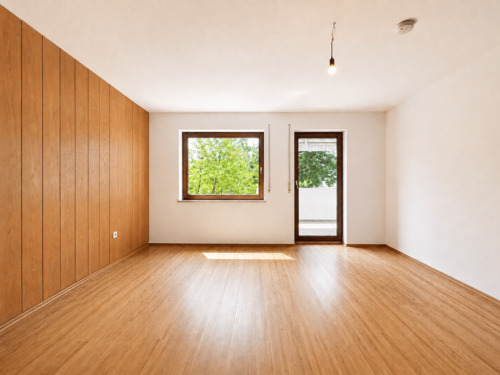Schlafzimmer - hell und ruhig gelegen mit schönem Grünblick, Austritt auf den Süd-West-Balkon, Bambusparkettboden, holzverkleideter Akzentwand und Rollos 
- 5 Zimmer Etagenwohnung zum Kaufen in Zirndorf