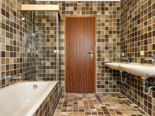 Badezimmer mit Dusche, Wanne, 2 Waschbecken, WC, Bidet und Waschmaschinenanschluss - 