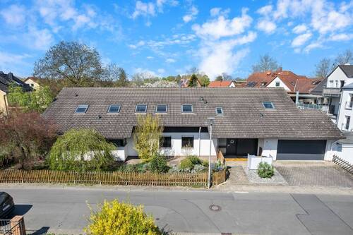 Haus gesamt von der Straße aus (1).jpg - Großzügiges Wohnhaus mit möglicher Gewerbeeinheit Praxis
