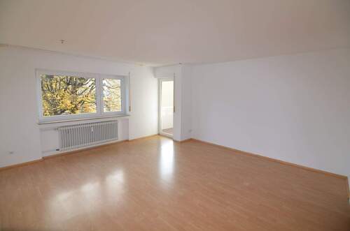 Wohnzimmer 1 - 4-Zimmer-Wohnung zu verkaufen - 174.000,00 EUR Kaufpreis, ca.  86,00 m² Wohnfläche