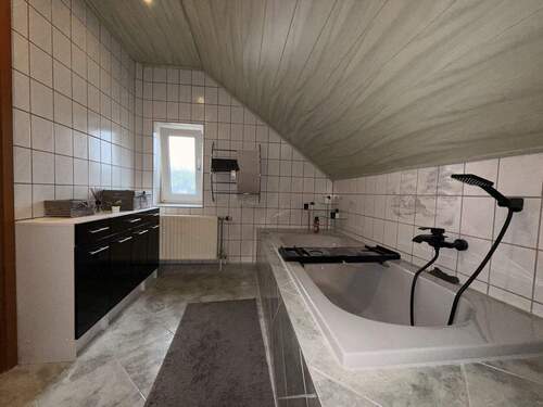 Bad 2. OG - 9 Zimmer Mehrfamilienhaus, Wohnhaus zum Kaufen in Hohndorf