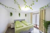 Schlafzimmer EG - Mehrfamilienhaus, Wohnhaus mit 120,00 m² in Ingersheim zum Kaufen