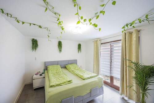 Schlafzimmer EG - Mehrfamilienhaus, Wohnhaus mit 120,00 m² in Ingersheim zum Kaufen