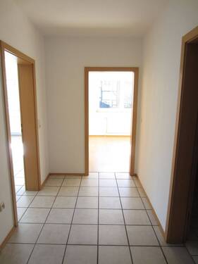 BLICK IN DEN WOHNUNGSFLUR - 