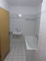 BLICK IN DAS BADEZIMMER MIT WANNE - 