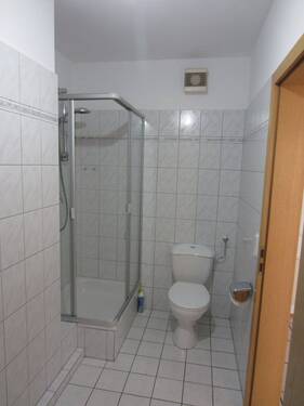 BLICK IN DAS BADEZIMMER MIT DUSCHE - 