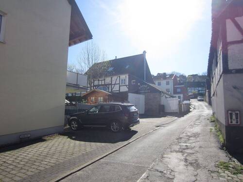 KFZ-STELLPLATZ DIREKT AM HAUS - 