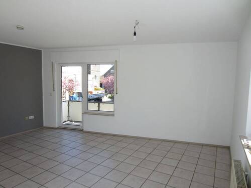 BLICK VOM WOHNZIMMER ZUM BALKONAUSGANG - 