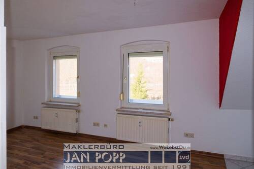 Wohnzimmer - Preiswerte Etagenwohnung mit Dachschrägen