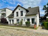 Haus mit Auffahrt - 