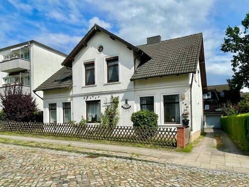 Haus mit Auffahrt - 