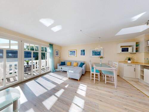 Wohn-Küchen-Essbereich mit Zutritt zum Balkon - 