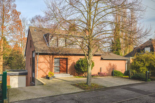 Front_1 - Frei stehendes Einfamilienhaus mit Büro im Souterrain, Garage, Garten und Stellplätzen