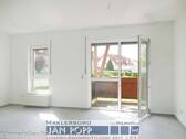 Wohnzimmer & Balkonzugang - Helle 2-Raum-Wohnung in ruhiger Wohnlage!