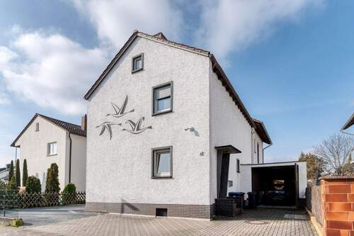 Straßenansicht mit Blick in die Garage-2.jpg - 