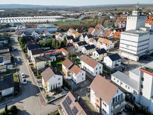 In Lambsheim gelegen mit Blick zum Pfälzer Wald.jpg - 8 Zimmer Einfamilienhaus zum Kaufen in Lambsheim