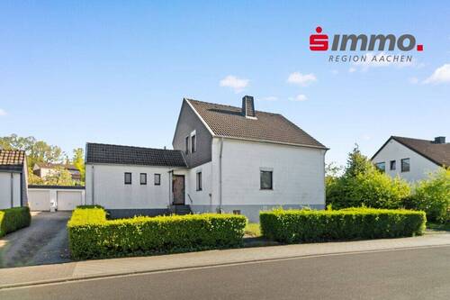 Front_1 - Frei stehendes, modernisierungsbedürftiges EFH mit Garage und außergewöhnlich großem Grundstück